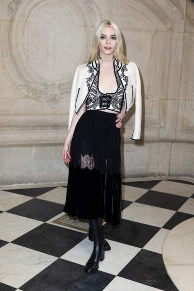 Anya Taylor-Joy porte la veste posée sur ses épaules signé Dior - en laine et soie blanche à motif ornemental noir à 7 900 € - au défilé Dior - collection Haute-Couture Printemps-été 2023 - à Paris, le 23 janvier 2023