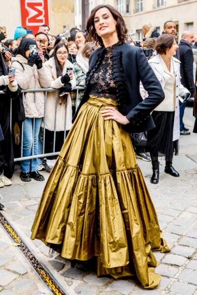 Nine d'Urso, la fille Fille d'Inès de La Fressange est sublime avec une jupe volumineuse à son arrivée au défilé Dior - collection Couture Printemps/été 2023 - à Paris, le 23 janvier 2023