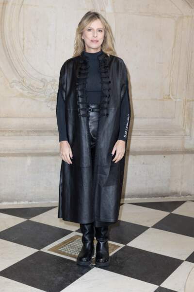 Karin Viard adopte le total-look en cuir au défilé Dior - collection Couture Printemps/été 2023 - à Paris, le 23 janvier 2023