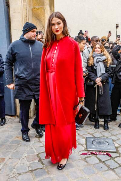Karlie Kloss est rayonnante en rouge électrisant à son arrivée au défilé Dior - collection Couture Printemps/été 2023 - à Paris, le 23 janvier 2023