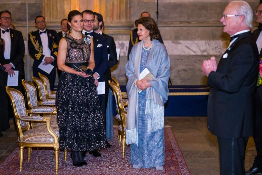Victoria de Suède est tendance avec une robe en tulle. Elle accorde sa tenue à une pochette Swarovski à 549€ et des escarpins  signés Gianvito Rossi à 517 €