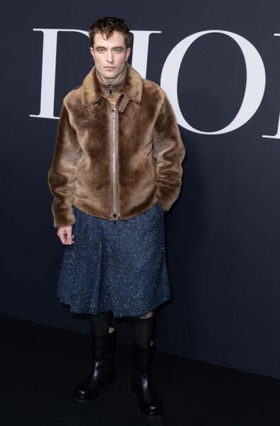 Robert Pattinson ose un look étonnant lors du défilé Dior lors de la Fashion Week Homme automne-hiver 2023/24 de Paris, le 20 janvier 2023