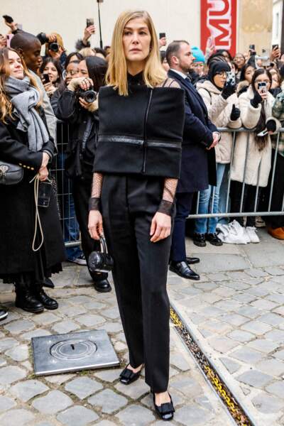 Rosamund Pike, l'actrice britannique s'habille entièrement de noir à son arrivée au défilé Dior - collection Couture Printemps/été 2023 - à Paris, le 23 janvier 2023
