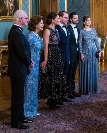 La reine Silvia ainsi que les princesses Victoria et Sofia de Suède sont habillées de robes bleutées , le 20 janvier 2023
