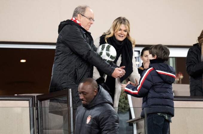 Dans les tribunes du stade Louis II, le prince Albert II de Monaco et Camille Gottlieb sont rejoints par le jeune Raphaël, fils de Charlotte de Casiraghi et Gad Elmaleh, le 23 janvier 2023