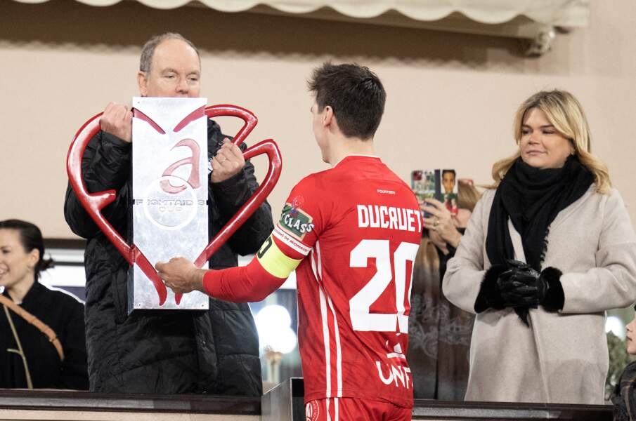 Louis Ducruet reçoit le trophée de la Fight Aids Cup des mains royales de son oncle le prince Albert II de Monaco, au stade Louis II à Monaco, le 23 janvier 2023