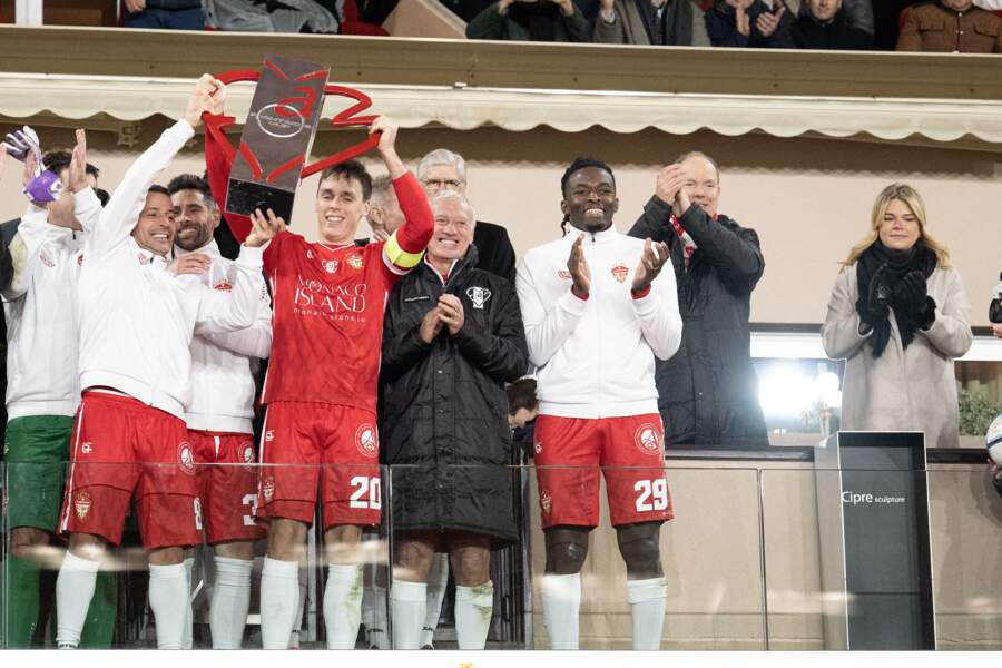 Didier Deschamps, Louis Ducruet et leurs coéquipiers soulèvent le trophée de la Fight Aids Cup au stade Louis II à Monaco, le 23 janvier 2023