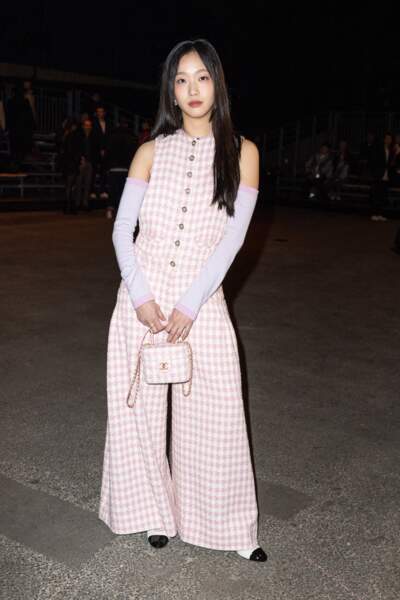 Kim Go-Eun, l'actrice sud-coréenne voit la vie en rose avec une combinaison pantalon en tweed rose. Elle accessoirise sa tenue d'un sac "petit sac vanity",  le 24 janvier 2023