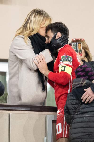 Camille Gottlieb félicite son demi-frère Louis Ducruet d'un tendre baiser à l'issue du match opposant les Barbagiuans et le Cirque FC, le 23 janvier 2023