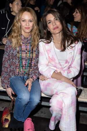 Vanessa Paradis et Charlotte Casiraghi rejoignent le Front Row du défilé Chanel - collection  Haute Couture printemps/été 2023 - à Paris, le 24 janvier 2023