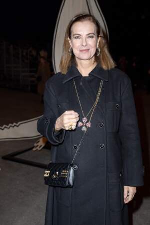 Carole Bouquet prend son sac matelassé Chanel au défilé de la marque - collection Haute Couture printemps/été 2023 - à Paris, le 24 janvier 2023