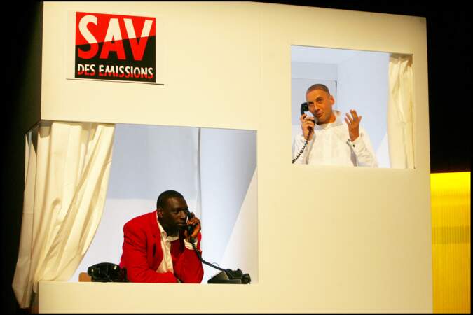 Omar Sy et Fred Testot dans leur décor du “Service après-vente des émissions”