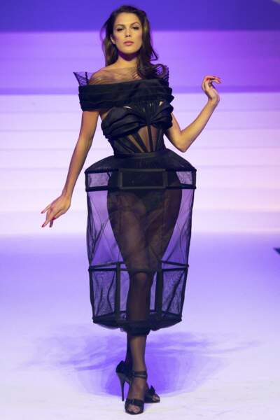 En femme fatale dans une robe transparente et architecturale pour le dernier défilé de mode Haute-Couture printemps-été 2020 de Jean-Paul Gaultier au théâtre du Châtelet à Paris