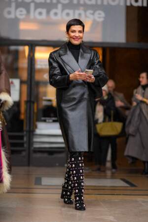 Cristina Cordula est élégante avec un manteau en cuir boutonné au défilé Stéphane Rolland dans le cadre de la Fashion Week Couture - collection printemps/été 2023 - à Paris, le 24 janvier 2023