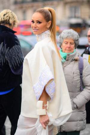 Adriana Karembeu porte la cape à strass au défilé Couture Stéphane Rolland - collection printemps/été 2023 - à Paris, le 24 janvier 2023