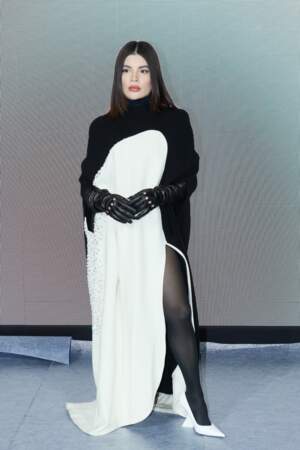 Gessica Kayane en noir et blanc au défilé Stéphane Rolland dans le cadre de la Fashion Week Couture - collection printemps/été 2023 - à Paris, le 24 janvier 2023