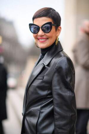 Cristina Cordula et ses lunettes de soleil en forme de papillon au défilé Couture Stéphane Rolland - collection printemps/été 2023 - à Paris, le 24 janvier 2023