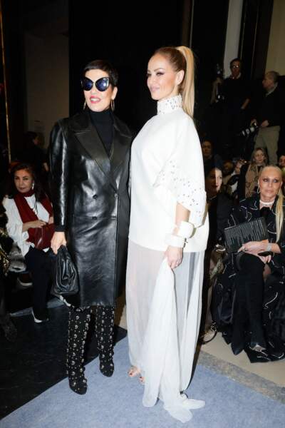 Cristina Cordula pose aux côtés de la mannequin Adriana Karembeu au défilé Couture Stéphane Rolland - collection printemps/été 2023 - à Paris, le 24 janvier 2023