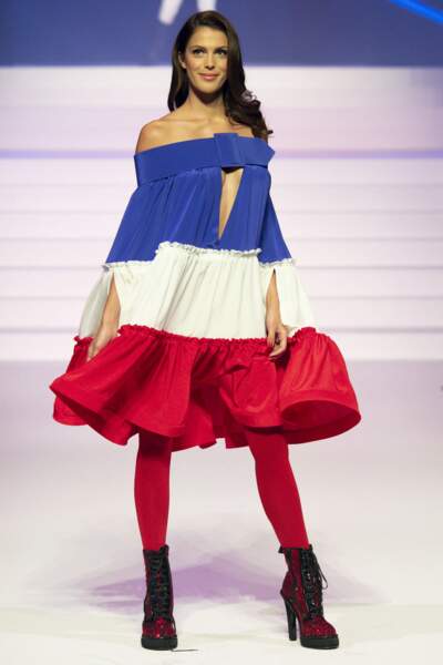 Iris Mittenaere ultra-française en robe aux couleurs du drapeau de la France sur le podium du dernier défilé de mode Jean-Paul Gaultier au théâtre du Châtelet à Paris en janvier 2020
