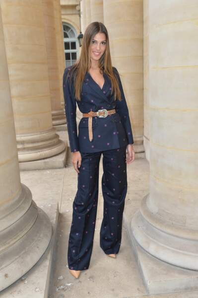 Très élégante en costume-pantalon et ceinture à la taille au défilé de mode Paul & Joe lors de la fashion week à Paris en mars 2019