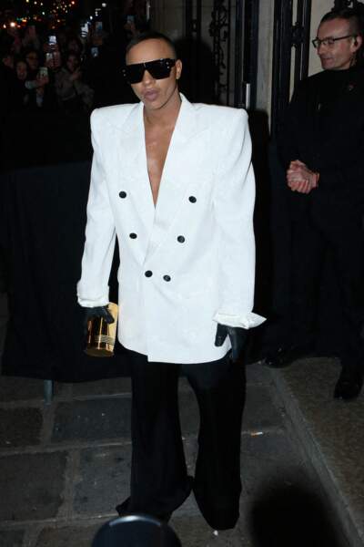 Olivier Rousteing porte la veste de blazer à épaulette extra large au défilé de mode Jean Paul Gaultier - FW Haute Couture, printemps/été 2023 - à Paris, le 25 janvier 2023 
