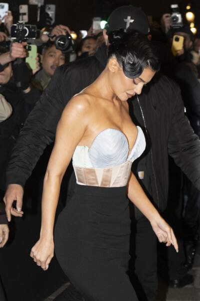 Kylie Jenner met son bronzage en avant en portant le corset au défilé Jean Paul Gaultier - FW Haute Couture, printemps/été 2023 - à Paris, le 25 janvier 2023 
