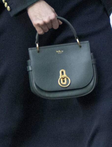 Kate Middleton porte à main un mini-sac vert de la marque Mulberry  à Liverpool, le 12 janvier 2023