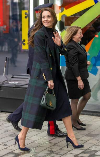 Kate Middleton en robe Cerfinn et long manteau à tartan, bleu marine et vert de la marque Holland Cooper à Liverpool, le 12 janvier 2023