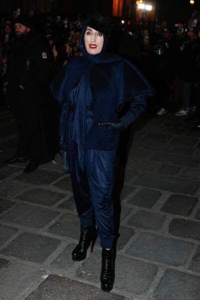 Encapuchée, Rossy de Palma adopte le total-look noir au défilé de mode Jean Paul Gaultier - FW Haute Couture, printemps/été 2023 - à Paris, le 25 janvier 2023 