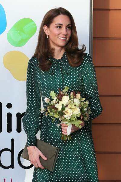 Kate Middleton est sublime dans une robe verte à pois affichant un col lavallière. Avec son époux, le Duc de Cambridge, ils se rendent à l'hôpital pour enfants Evelina à Londres, le 11 décembre 2018.