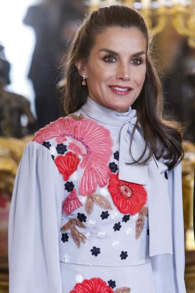 La reine Letizia d'Espagne en robe col lavallière lors d'un déjeuner pour les membres du monde littéraire à l'occasion du prix "Miguel de Cervantes" 2021 au palais royal à Madrid.