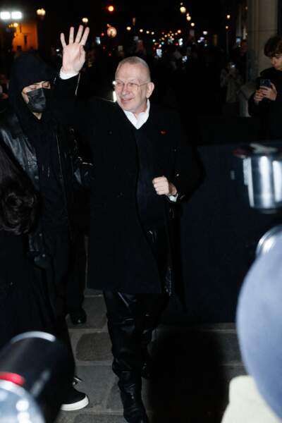 Jean Paul Gaultier est chic en  noir pour assister à son propre défilé à Paris, le 25 janvier 2023 