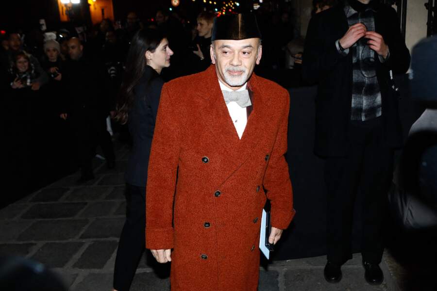 Christian Louboutin boutonne son caban rouge, la couleur de sa marque au défilé Jean Paul Gaultier - FW Haute Couture, printemps/été 2023 - à Paris, le 25 janvier 2023 
