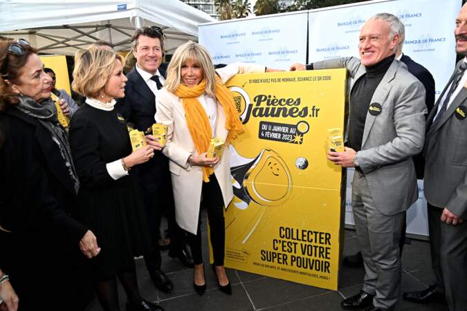Brigitte Macron porte l'écharpe jaune en l'honneur du lancement de l'édition 2023 de l'opération de collecte de fonds "Pièces Jaunes", le 11 janvier 2023 à Nice 
