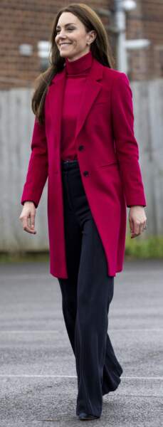Kate Middleton arbore le col roulé accordé à un manteau fuchsia à Windsor, le 26 janvier 2023
