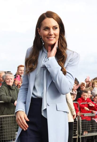 Kate Middleton est superbe dans cette chemise en soie à col lavallière blue baby. La Duchesse de Cambridge visite l'organisation caritative pour la jeunesse "Carrick Connect" pour la jeunesse à Carrickfergus (Irlande du Nord) le 6 octobre 2022.
