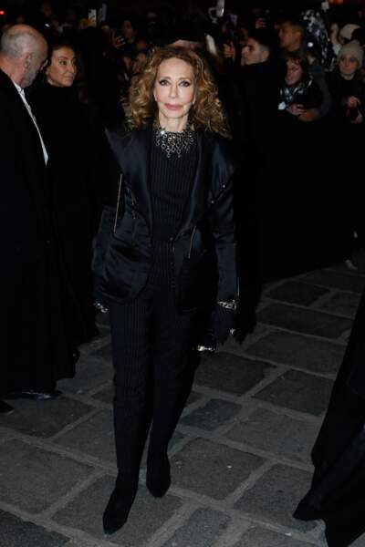 Marisa Berenson et son costume satiné de noir au défilé Jean Paul Gaultier - FW Haute Couture, printemps/été 2023 - à Paris, le 25 janvier 2023 