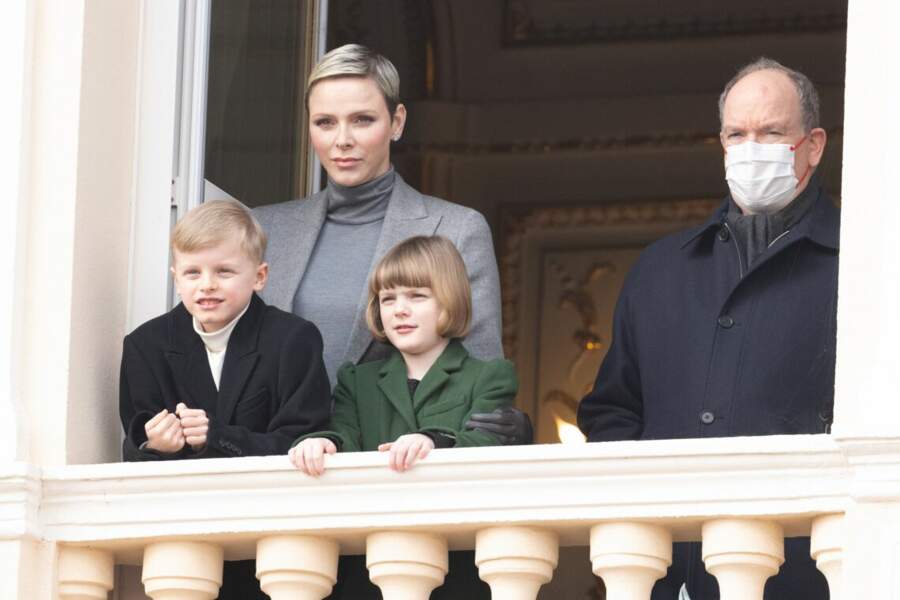 Le prince Albert II masqué aux côtés de la princesse Charlene et leurs jumeaux Jacques et Gabriella, le 27 janvier 2023