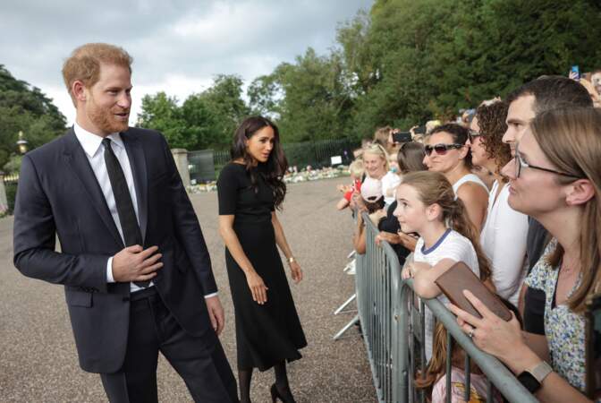 10 septembre 2022 : Harry et Meghan à la rencontre de la foule devant le château de Windsor, suite au décès de la reine Elisabeth II d'Angleterre