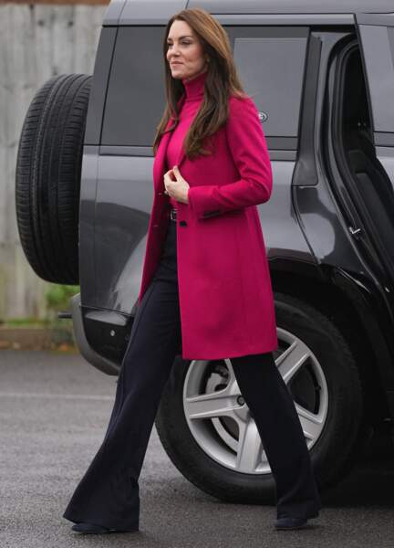 Pour peaufiner son allure accessible et élégante, la princesse de Galles portait un pantalon large taille haute couleur marine griffé Jig Saw à moins de 150€ 