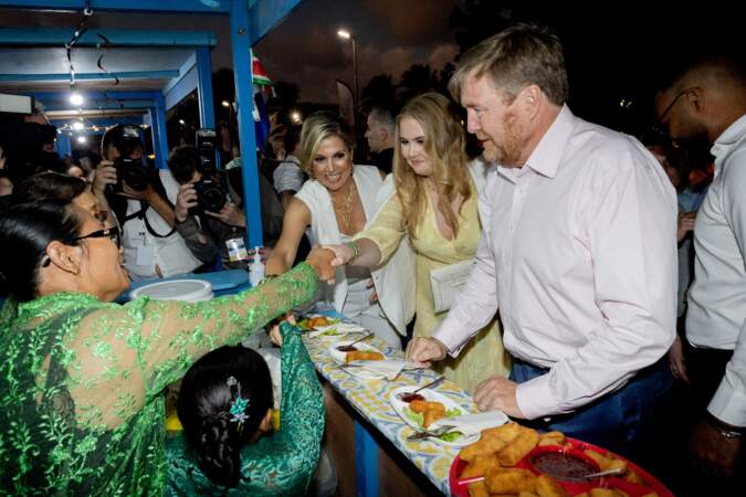 Le roi Willem-Alexander, la reine Maxima et la princesse Catharina-Amalia des Pays-Bas visitent le marché culturel Taste à Bonaire, ce samedi 28 janvier.
