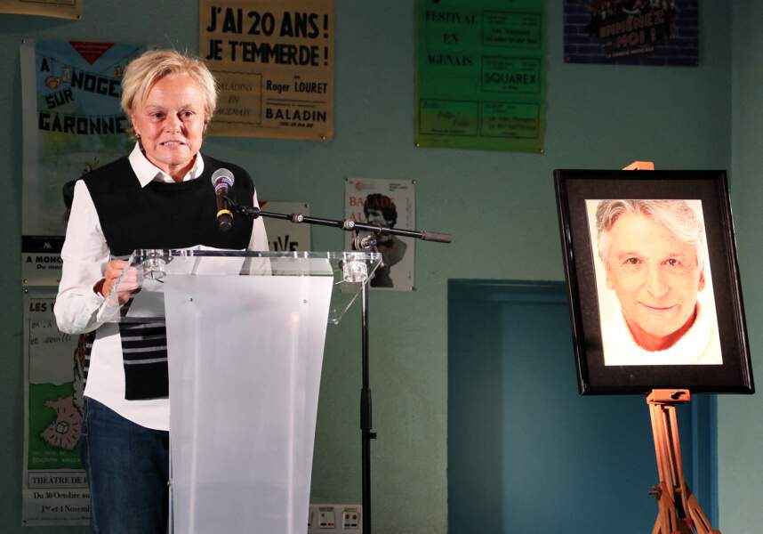 Muriel Robin, et une photo de défunt à ses côtés, sur scène pour lui rendre hommage, ce lundi 30 janvier.