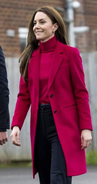 La duchesse s’est illustrée dans un manteau en laine « Tilda » de la marque Hobbs en coloris rose fuchsia disponible au prix de 340€