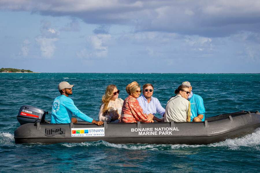 Le roi Willem-Alexander, la reine Maxima et la princesse Amalia des Pays-Bas partent en excursion en bateau à Bonaire, ce vendredi 28 janvier.