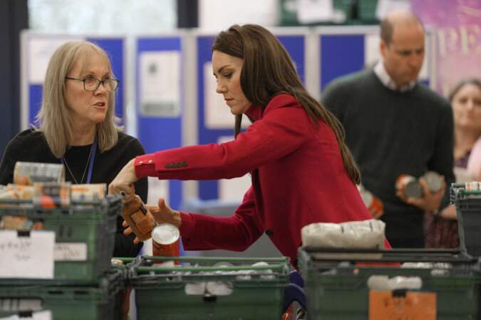 Le prince William et Kate Middleton, participent au tri des aliments au Windsor Foodshare à Windsor