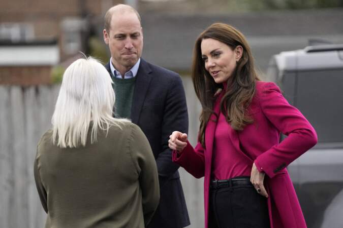 Le prince William de Galles et Kate Middleton échangent avec les bénévoles à leur arrivée au Windsor Foodshare à Windsor le 26 janvier 2023