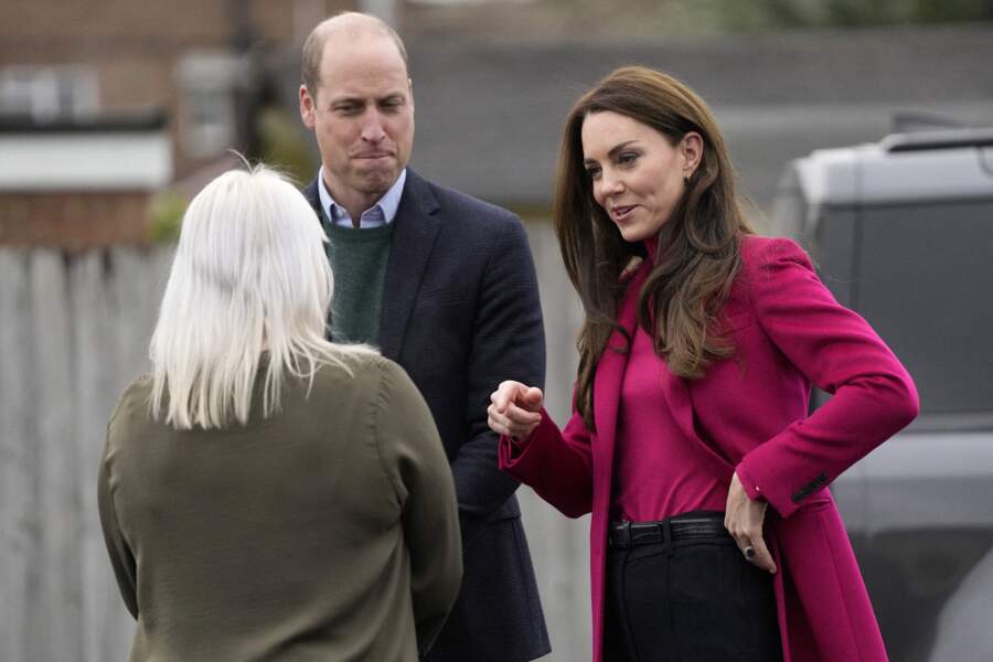 Kate Middleton porte un pull col roulé en laine « Lara » en ton sur ton issue de la même enseigne que le manteau, disponible au prix 85€. 