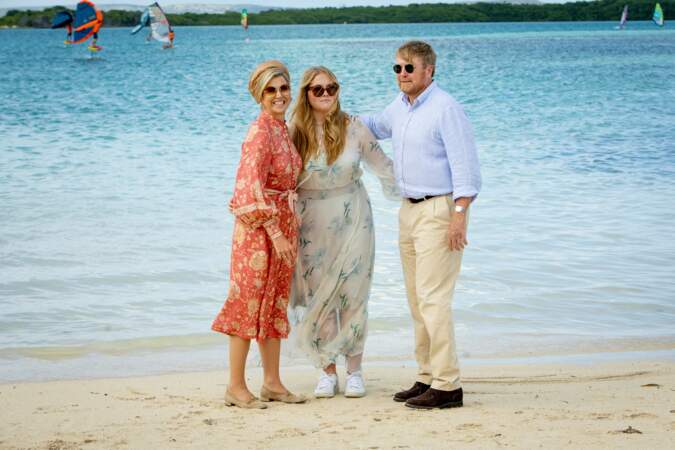 Le roi Willem-Alexander, la reine Maxima et la princesse Amalia des Pays-Bas lors d'une démonstration de sports nautiques sur Sorobon Beach à Bonaire, ce samedi 28 janvier.