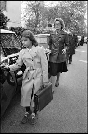 La princesse Stéphanie accompagnée à l'école par sa mère, Grace de Monaco, en 1975