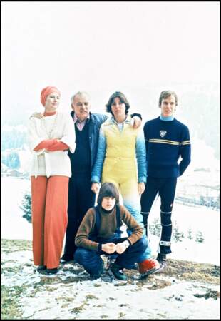 Stéphanie de Monaco entourée de ses parents, son frère et sa sœur en vacances en Suisse en 1976